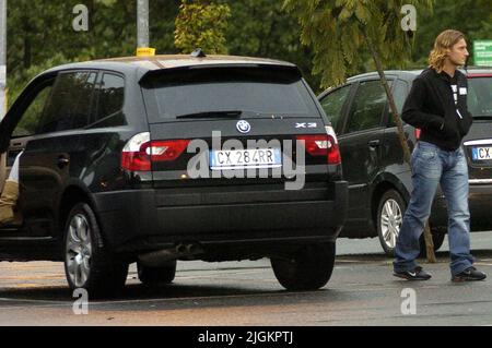 Roma, Lazio. 20th Ott 2005. Roma 20-10-2005 Francesco e Ilary Totti si aspettano il loro primo figlio, un ragazzo, che acquista al supermercato. Nonostante il tempo di Ilary scada oggi, e la nascita è imminente, si va a fare lo shopping e guida l'auto. MASSIMO INSABATO OLYCOM EXCLUSIVE SERVICE, UN OPERATORE LUCIGNOLO ERA PRESENTE a Roma, 05th ottobre 2005, Francesco Totti e Ilary Blasi. Photographer01 credito: Agenzia indipendente di foto/Alamy Live News Foto Stock