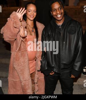 Rihanna e ASAP Rocky partecipano al Off-White Womenswear Autunno/Inverno 2022/2023 Foto Stock