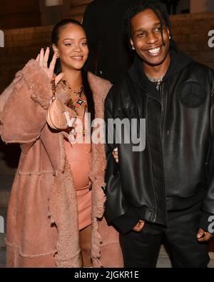 Rihanna e ASAP Rocky partecipano al Off-White Womenswear Autunno/Inverno 2022/2023 Foto Stock