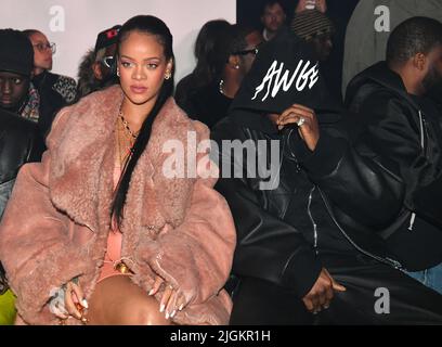 Rihanna e ASAP Rocky partecipano al Off-White Womenswear Autunno/Inverno 2022/2023 Foto Stock