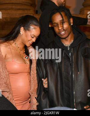 Rihanna e ASAP Rocky partecipano al Off-White Womenswear Autunno/Inverno 2022/2023 Foto Stock