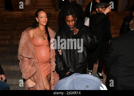 Rihanna e ASAP Rocky partecipano al Off-White Womenswear Autunno/Inverno 2022/2023 Foto Stock