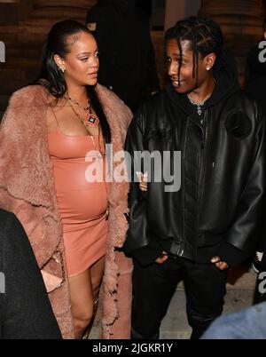 Rihanna e ASAP Rocky partecipano al Off-White Womenswear Autunno/Inverno 2022/2023 Foto Stock