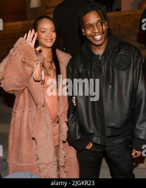 Rihanna e ASAP Rocky partecipano al Off-White Womenswear Autunno/Inverno 2022/2023 Foto Stock