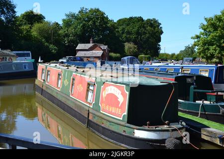 Chiatta del canale ormeggiata a Nantwich Marina, Nantwich, Cheshire, Inghilterra Foto Stock