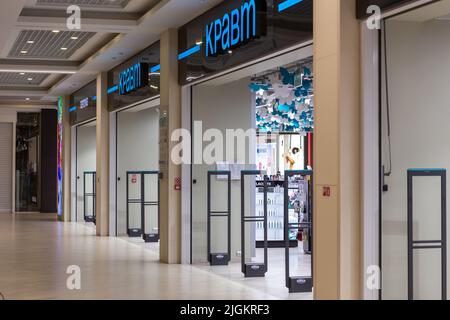 Grodno, Bielorussia - 06 aprile 2022: Porta d'ingresso scanner per prevenire il furto nel negozio Kravt nel complesso commerciale e di intrattenimento Triniti. Foto Stock