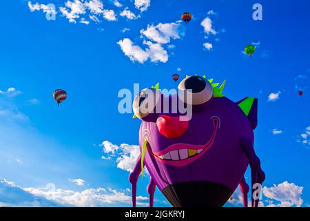 Ascensione mattutina per il rodeo Special Shapes, Albuquerque International Balloon Fiesta, New Mexico Foto Stock