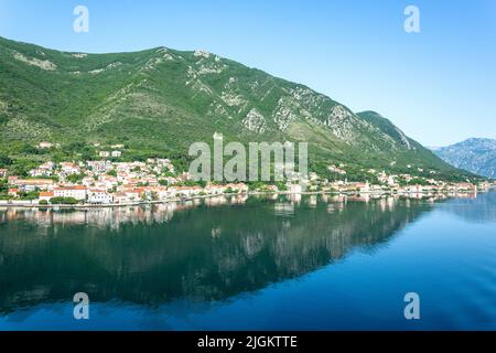 Riflessioni costiere dal ponte della nave da crociera Marell Explorer II, Baia di Cattaro (Boka kotorska), Cattaro, Dalmazia, Montenegro Foto Stock