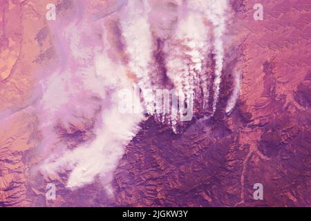 Incendi, incendi che si abbattono dallo spazio. Elementi di questa immagine forniti dalla NASA. Foto di alta qualità Foto Stock