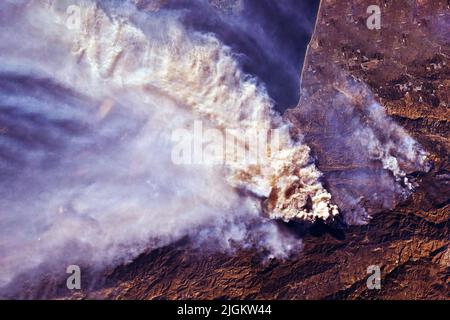 Incendi, incendi che si abbattono dallo spazio. Elementi di questa immagine forniti dalla NASA. Foto di alta qualità Foto Stock
