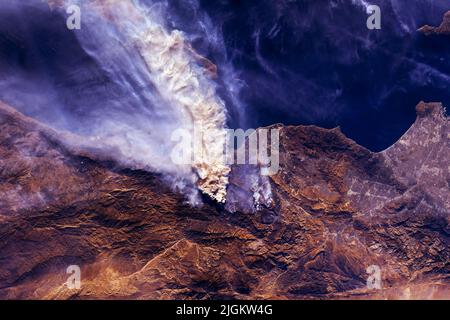 Incendi, incendi che si abbattono dallo spazio. Elementi di questa immagine forniti dalla NASA. Foto di alta qualità Foto Stock