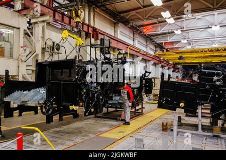 Processo di assemblaggio di trattori agricoli o mietitrebbia in officina Foto Stock