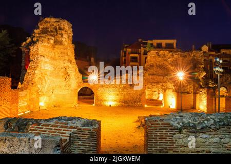 Vista notturna delle rovine delle terme di Odessos romano antico alla luce dei fari di ricerca, nella città di Varna, sulla costa del Mar Nero della Bulgaria Foto Stock