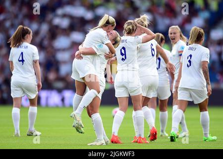 Brighton, Regno Unito. 11th luglio 2022. Lauren Hemp of England Women (c) festeggia con i compagni di squadra dopo aver segnato il suo obiettivo di squadra 2nd. UEFA Women's Euro England 2022, Group A Match, England Women / Norway Women al Falmer Stadium di Brighton & Hove in Sussex di lunedì 11th luglio 2022. Questa immagine può essere utilizzata solo per scopi editoriali. Solo per uso editoriale, licenza richiesta per uso commerciale. Nessun uso in scommesse, giochi o un singolo club/campionato/player pubblicazioni. pic di Steffan Bowen/Andrew Orchard sport fotografia/Alamy Live news credito: Andrew Orchard sport fotografia/Alamy Live News Foto Stock