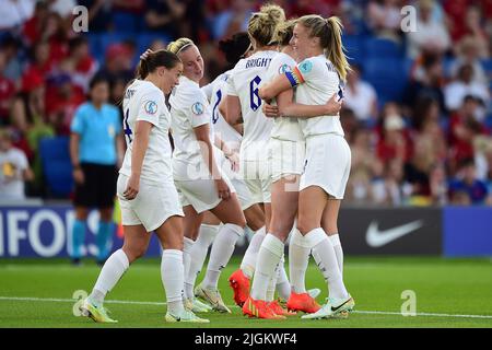 Brighton, Regno Unito. 11th luglio 2022. Lauren Hemp of England Women (2r) festeggia con i compagni di squadra dopo aver segnato il suo obiettivo team 2nd. UEFA Women's Euro England 2022, Group A Match, England Women / Norway Women al Falmer Stadium di Brighton & Hove in Sussex di lunedì 11th luglio 2022. Questa immagine può essere utilizzata solo per scopi editoriali. Solo per uso editoriale, licenza richiesta per uso commerciale. Nessun uso in scommesse, giochi o un singolo club/campionato/player pubblicazioni. pic di Steffan Bowen/Andrew Orchard sport fotografia/Alamy Live news credito: Andrew Orchard sport fotografia/Alamy Live News Foto Stock