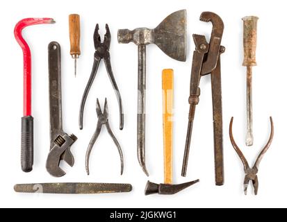 insieme degli attrezzi vecchi degli articoli del lavoratore domestico, isolati su uno sfondo bianco Foto Stock