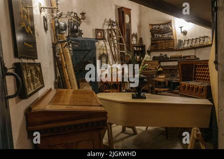 Vista ricreata di un salone funerario vittoriano all'interno dell'Abbey House Museum, Kirkstall, West Yorkshire, UK. In mostra nel Regno Unito. Foto Stock