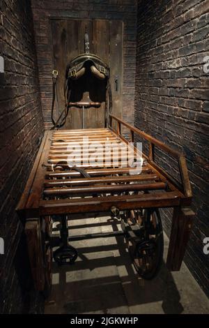 Carrozza per portare una bara in un salone funerario vittoriano all'interno dell'Abbey House Museum, Kirkstall, West Yorkshire, UK. In mostra nel Regno Unito. Foto Stock