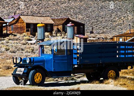 1927 Dodge Graham Truck di fronte alla stazione di servizio Old Shell presso il Boone Store and Warehouse sul Main, Bodie state Historical Park, California, U. Foto Stock