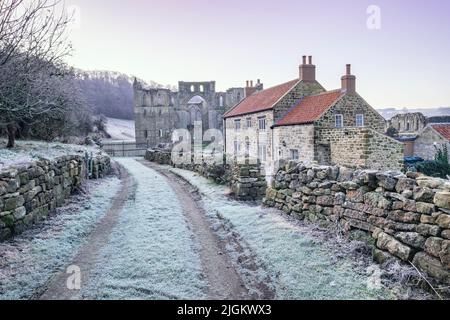 Villaggio se Rievaulx; in gelo con Rievaulx; Abbazia, Ryedale, North Yorkshire Foto Stock