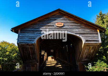 Replica del primo ponte coperto nel vecchio quartiere storico di Salem, Winston-Salem, Carolina del Nord, Stati Uniti Foto Stock