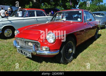 Un 1969 MG C GT parcheggiato in mostra al 47th Historic Vehicle Gathering Classic Car Show, Powderham, Devon, Inghilterra, Regno Unito. Foto Stock