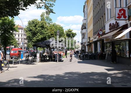 Berlino, Germania, 2 luglio 2022, scena estiva di strada a Mehringdamm a Kreuzberg, Foto Stock