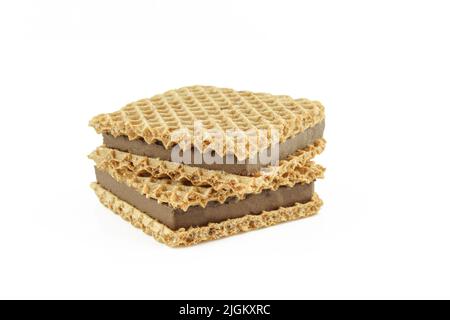 Due fette sandwich riempite di cioccolato al latte e isolate su fondo bianco Foto Stock