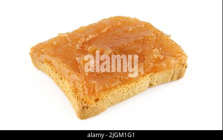 Marmellata di albicocche fatta in casa su un toast isolato su sfondo bianco Foto Stock