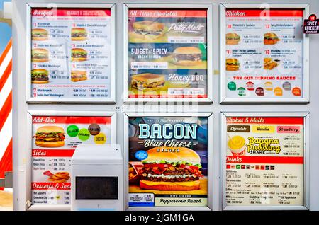 Il menu Whataburger Drive-Thru è illustrato, 11 luglio 2022, a Mobile, Alabama. Foto Stock