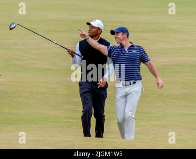 150th Open Golf Championships, St Andrews, luglio 11th 2022 Tiger Woods (a sinistra) e Rory McIlroy si dirigono verso le case mentre camminano sul fairway del 18th durante la sfida R&A's Celebration of Champions all'Old Course, St Andrews, Scozia. Credit: Ian Rutherford/Alamy Live News. Foto Stock