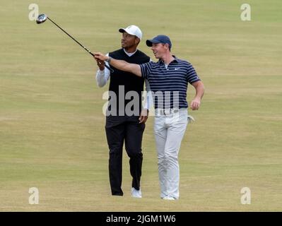 150th Open Golf Championships, St Andrews, luglio 11th 2022 Tiger Woods (a sinistra) e Rory McIlroy si dirigono verso le case mentre camminano sul fairway del 18th durante la sfida R&A's Celebration of Champions all'Old Course, St Andrews, Scozia. Credit: Ian Rutherford/Alamy Live News. Foto Stock