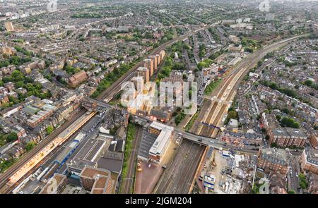 West Hampstead e West End Lane sono un ricco quartiere residenziale con tre stazioni: Metropolitana, metropolitana, terra e thameslink Foto Stock