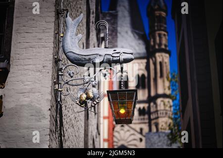 una balena nella storica città vecchia di colonia di fronte alla basilica romanica del grande san martino in sfondo sfocato Foto Stock