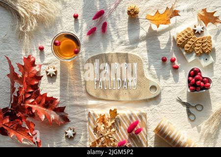 Fiori di crisantemo arancio, erba secca di coda conigliata e foglie di quercia rossa, zucche, mirtillo. Decorazioni autunnali, vista dall'alto Foto Stock