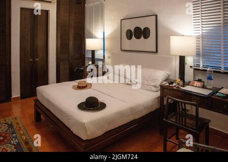 Una camera da letto nel lussuoso Rachamankha Hotel a CHIANG mai, THAILANDIA Foto Stock