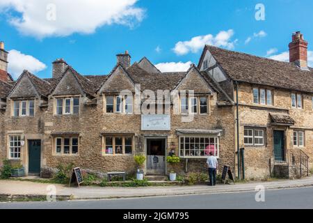 Quintessenza inglese,Negozio,purveyors di tutte le cose beautifull,Lacock,Village,National Trust,Medieval Village,Wiltshire,UK Foto Stock