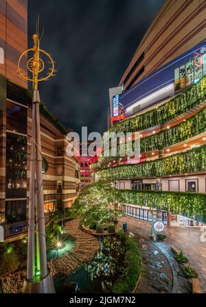 fukuoka, kyushu - dicembre 06 2021:Vista notturna del complesso multifunzionale chiamato Canal City Hakata Mall raffigurante un canale illuminato w Foto Stock