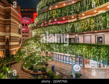 fukuoka, kyushu - dicembre 06 2021:Nocturne vista del Sea Court del complesso multifunzionale Canal City Hakata Mall con albero illuminato Foto Stock