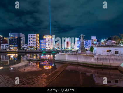 fukuoka, kyushu - dicembre 06 2021: Lanterna di pietra del Parco di Seiryu di notte alla foce dei fiumi Hakata e Naka che commemorano la creazione dell'antico Foto Stock