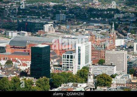 La British Library, la stazione ferroviaria di St. Pancras e il Renaissance Hotel London hanno visto dalla torre BT Foto Stock