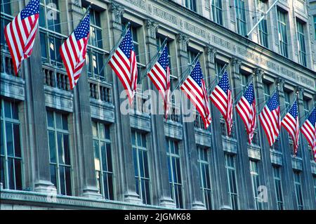 Le bandiere americane fiaccano l'esterno di un edificio sulla Fifth Avenue, NYC in onore di quelli uccisi nell'attacco del World Trade Center il 11 settembre 2001.