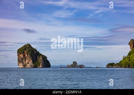 Rocce vicino a Ko Khai o Chicken Island al largo della costa di Railay Beach nel Parco Nazionale - PROVINCIA DI KRABI, THAILANDIA Foto Stock