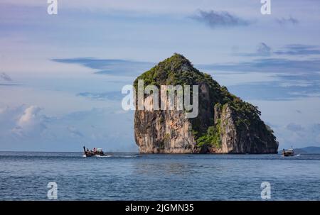 Rocce vicino a Ko Khai o Chicken Island al largo della costa di Railay Beach nel Parco Nazionale - PROVINCIA DI KRABI, THAILANDIA Foto Stock