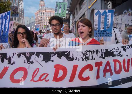 Decine di persone hanno marciato domenica scorsa nella capitale spagnola Madrid per chiedere "diritti umani per i cubani” nel corso di una manifestazione che segna il primo anniversario delle proteste a Cuba. La polizia ha riferito che circa 250 persone hanno partecipato al marzo. Hanno anche chiesto la libertà per i prigionieri politici. Molti sono stati arrestati, tra cui adolescenti, che sono stati portati in giudizio e condannati a pene detentive. Il governo di Miguel Díaz-Canel ha poi chiesto ai suoi seguaci di prendere per le strade per rispondere ai manifestanti, sostenendo che molti erano 'confusi' e ha indicato al governo degli Stati Uniti a en Foto Stock