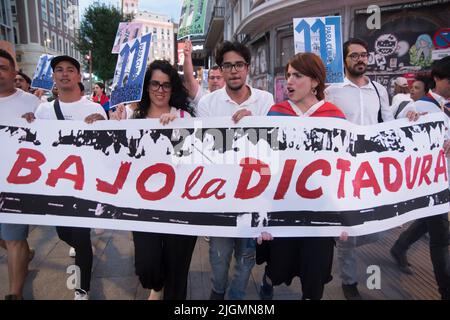 Decine di persone hanno marciato domenica scorsa nella capitale spagnola Madrid per chiedere "diritti umani per i cubani” nel corso di una manifestazione che segna il primo anniversario delle proteste a Cuba. La polizia ha riferito che circa 250 persone hanno partecipato al marzo. Hanno anche chiesto la libertà per i prigionieri politici. Molti sono stati arrestati, tra cui adolescenti, che sono stati portati in giudizio e condannati a pene detentive. Il governo di Miguel Díaz-Canel ha poi chiesto ai suoi seguaci di prendere per le strade per rispondere ai manifestanti, sostenendo che molti erano 'confusi' e ha indicato al governo degli Stati Uniti a en Foto Stock