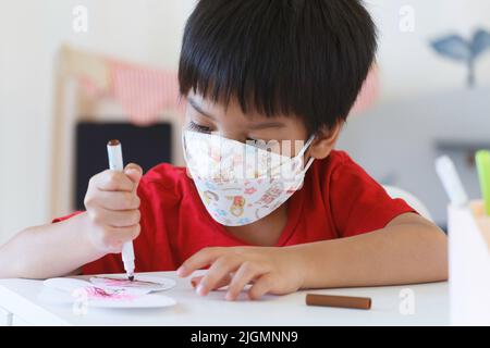 ragazzo studente che gioca penna a colori per disegnare e dipingere in scuola materna presso la scuola materna. istruzione bambini prescolare. Foto Stock