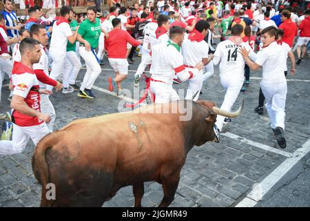 Pamplona, Spagna. 11th luglio 2022. La gente partecipa alla tradizionale corsa dei tori durante il Festival di San Fermin a Pamplona, in Spagna, il 11 luglio 2022. Il festival è iniziato il 6 luglio e durerà fino al 14 luglio. Credit: Gustavo Valiente/Xinhua/Alamy Live News Foto Stock