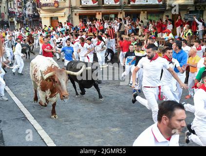 Pamplona, Spagna. 11th luglio 2022. La gente partecipa alla tradizionale corsa dei tori durante il Festival di San Fermin a Pamplona, in Spagna, il 11 luglio 2022. Il festival è iniziato il 6 luglio e durerà fino al 14 luglio. Credit: Gustavo Valiente/Xinhua/Alamy Live News Foto Stock