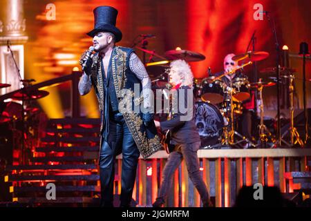 La Regina + Adam Lambert vivono all'Unipol Arena di Bologna il 11/07/2022 Foto Stock